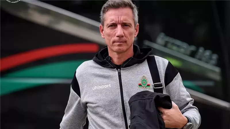 وسط مفاوضات الزمالك .. الكويت الكويتى يعلن تعاقده مع المدرب سانتوس