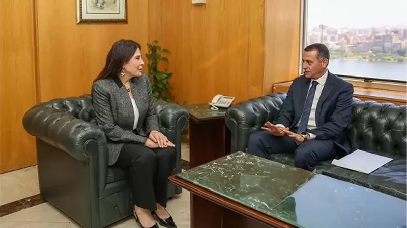 وزيرة الإسكان ومحافظ أسوان يبحثان موقف منظومة مياه الشرب والصرف