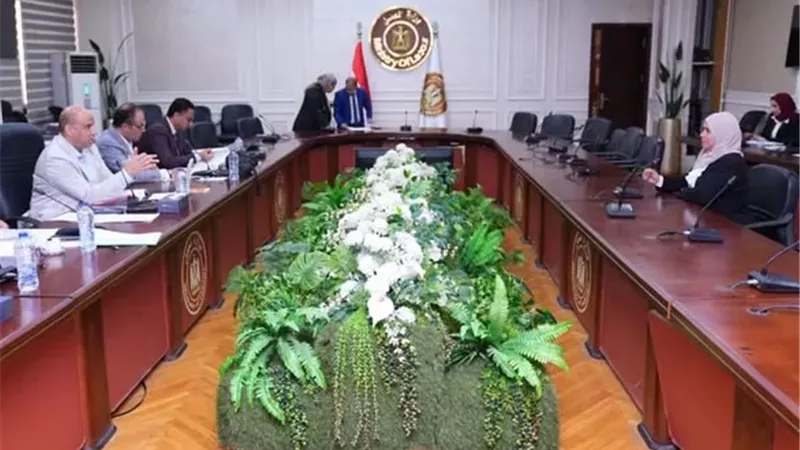وزير العمل يختتم مقابلات المتقدمين للوظائف القيادية