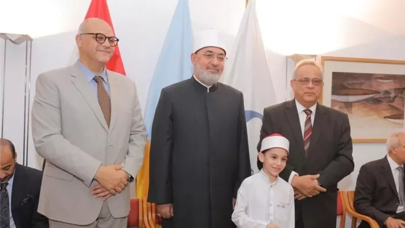 مفتي الجمهورية ومحافظ الإسكندرية يزوران جناح الأزهر بالمعرض