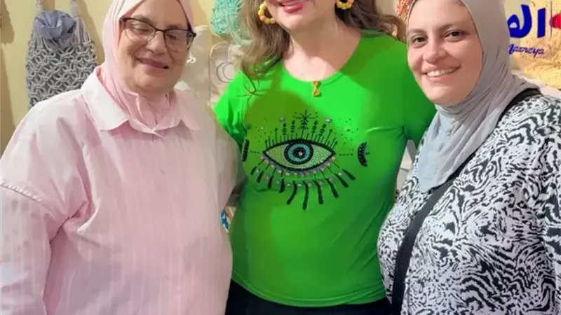 الفنانة صفاء أبو السعود تتفقد جناح القومي للمرأة بمعرض 