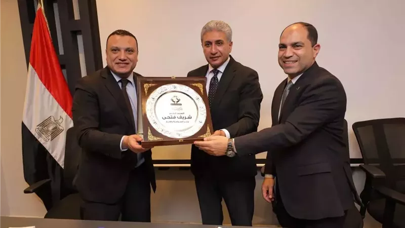 وزير السياحة والآثار يلتقي بأعضاء تنسيقية شباب الأحزاب والسياسيين