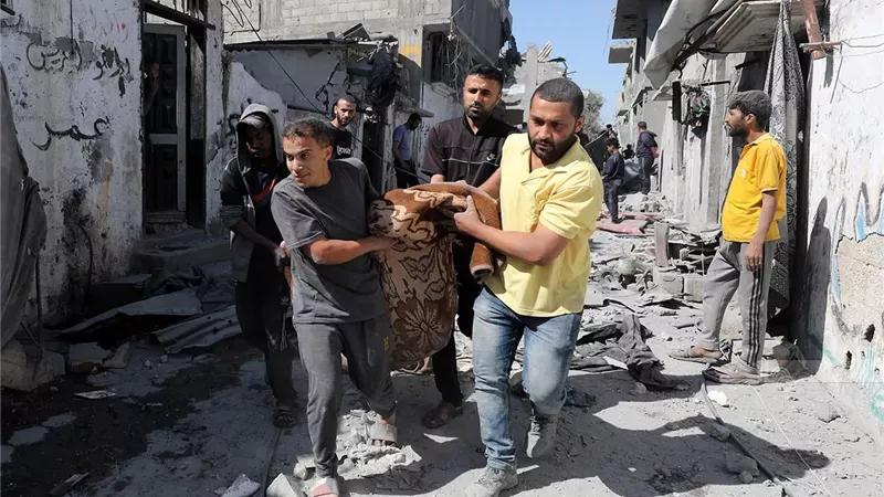 إصابة عدد من الفلسطينيين في قصف للاحتلال الإسرائيلي وسط قطاع غزة