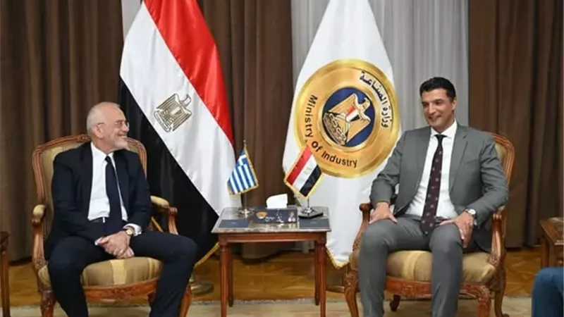 وزير الصناعة يبحث مع سفير اليونان تعزيز الشراكة الصناعية