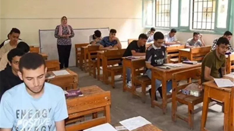 طلاب الثانوية العامة بالنظام القديم يؤدون امتحان الديناميكا