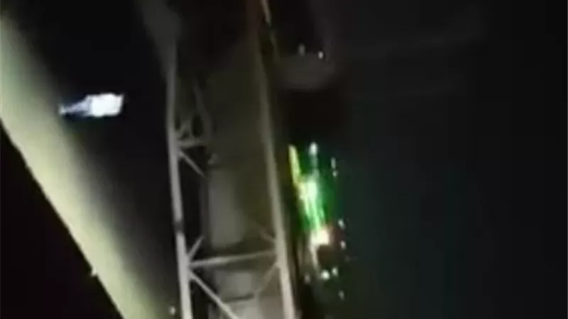 سقوط كوبري مشاة إثر اصطدام سيارة نقل ثقيل به فى كفر شكر