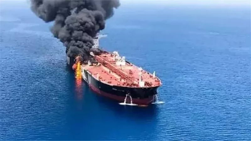 قتيل و8 مصابين إثر استهداف إيران ناقلتى نفط فى مضيق هرمز