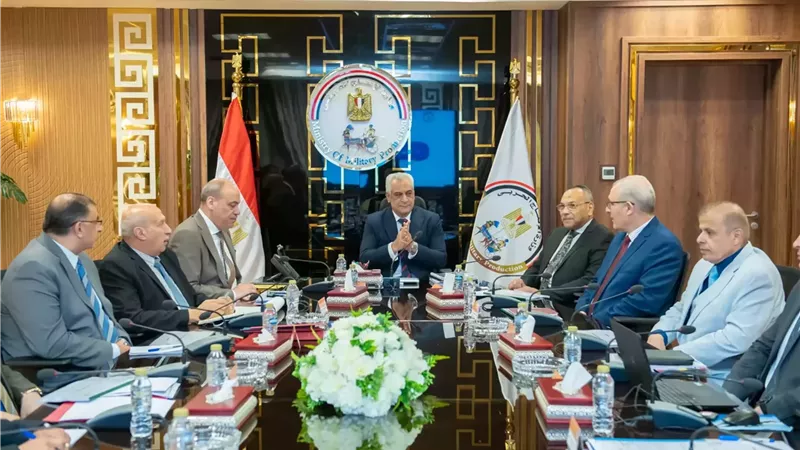 وزير الدولة للإنتاج الحربي يترأس اجتماع اللجنة العليا للقيادات لمتابعة منظومة التدريب