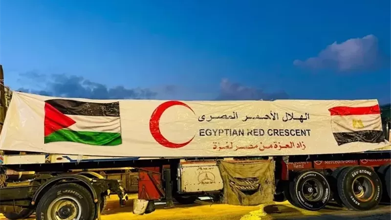 الهلال الأحمر المصري يطلق قافلة «زاد العزة» إلى غزة