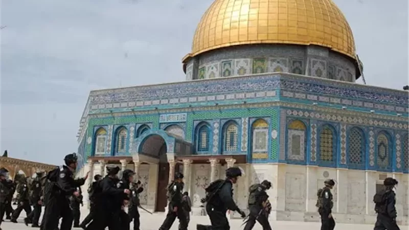 قوات الاحتلال تغلق المسجد الأقصى.. وتنصب حواجز جنوب وغرب بيت لحم