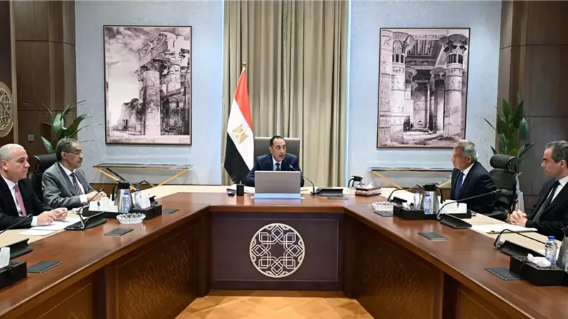 رئيس الوزراء يعقد اجتماعا لمتابعة تنفيذ تكليفات فخامة الرئيس بشأن الإعلام