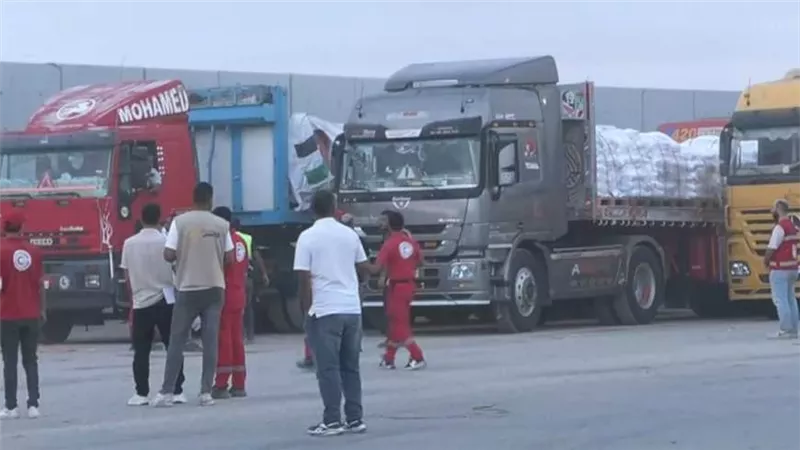 الهلال الأحمر يطلق قافلة 