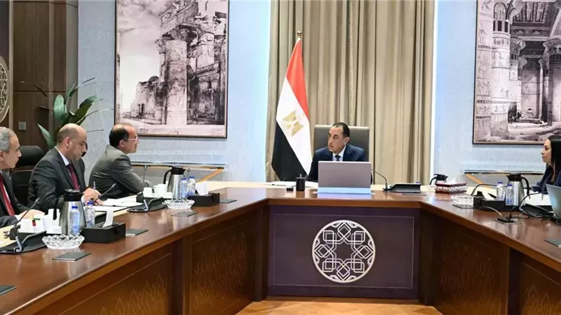 مدبولى يبحث مبادرات تحفيز العمالة غير المنتظمة وأصحاب المهن الحرة