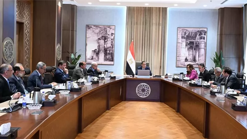 الحكومة تُطلق برنامجًا وطنيًا لاستقرار الأسعار وخفض الأعباء