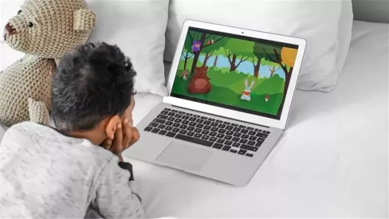 باحثون: تأثير الشاشات على الأطفال يرتبط بالحالة النفسية للأبوين