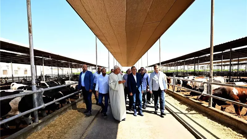 رئيس الوزراء يتفقد مزرعة 