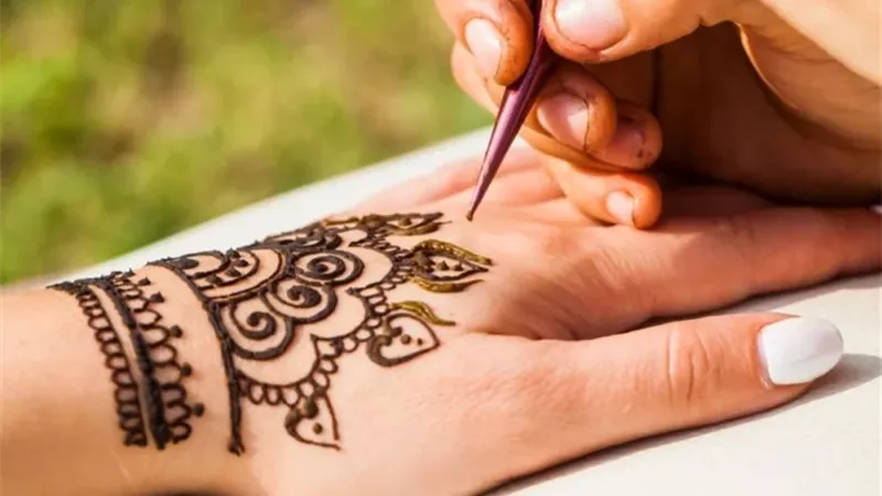أمين الفتوى يوضح تأثير وجود الحنّة على اليد على صحة الوضوء
