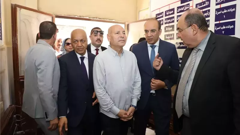 محافظ القاهرة فى جولة بعزبة الوالدة حى حلوان استجابة لشكاوي المواطنين