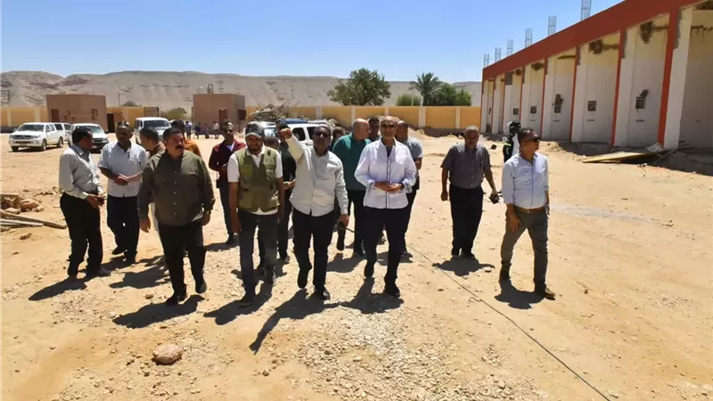 محافظ أسيوط يتفقد الأعمال الإنشائية بالسوق الحضري والساحات