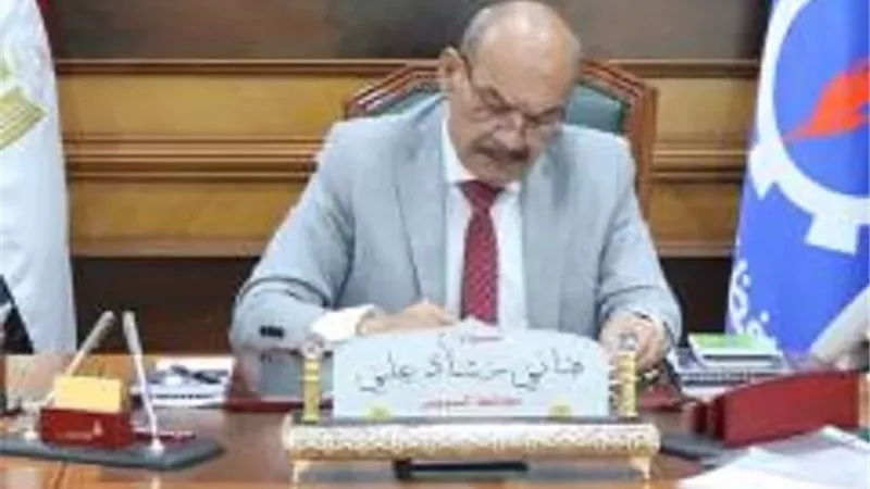 محافظ السويس يعتمد تنسيق القبول بالمدارس الفنية بالعام الجديد