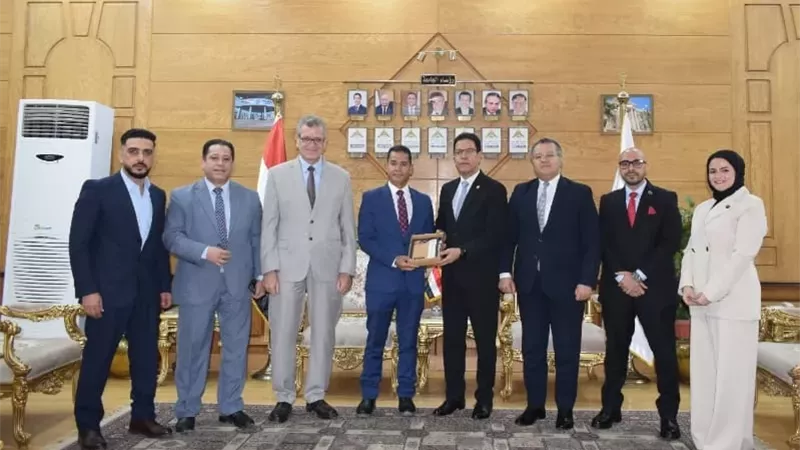 رئيس جامعة بنها يستقبل وفد 