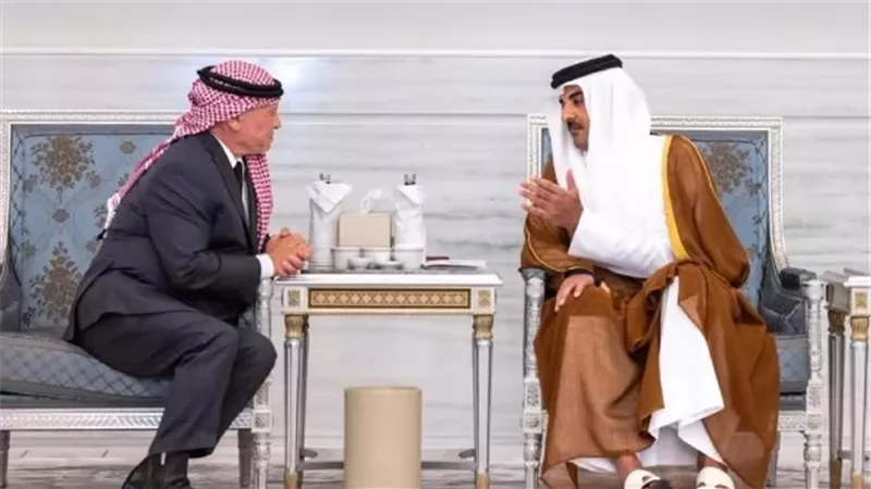 عاهل الأردن يقدم العزاء لأمير قطر في وفاة الشيخ حمد بن خليفة آل ثاني