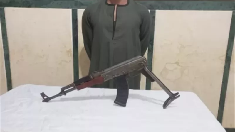 سقوط عامل ظهر في فيديو يطلق النار من سلاح آلي بمركز العسيرات