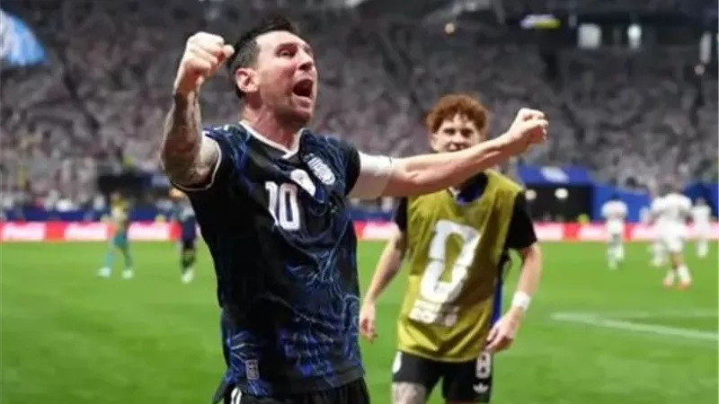 8 أهداف و 4 تمريرات حاسمة.. ميسي أول لاعب يساهم في 12 هدفًا