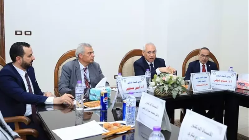 رئيس جامعة المنيا يتفقد مستشفى طب الاسنان