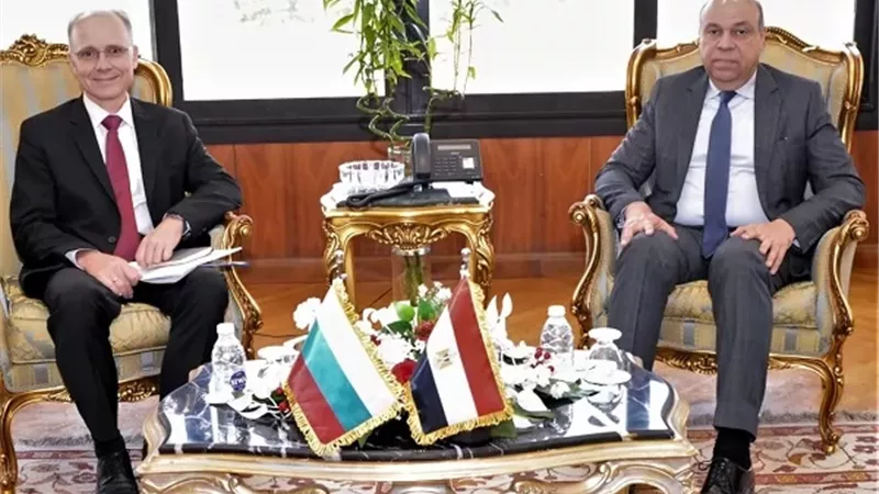 وزير الطيران يبحث مع سفير بلغاريا تعزيز التعاون في النقل الجوي