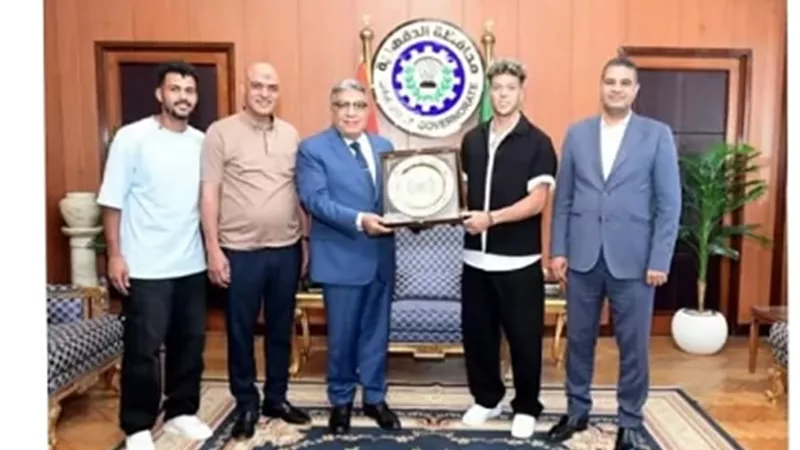 يكرم أمام عاشور ابن السنبلاوين ويهدى درع المحافظة