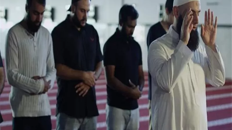 ضوابط الرد والفتح على الإمام في القراءة أثناء الصلاة