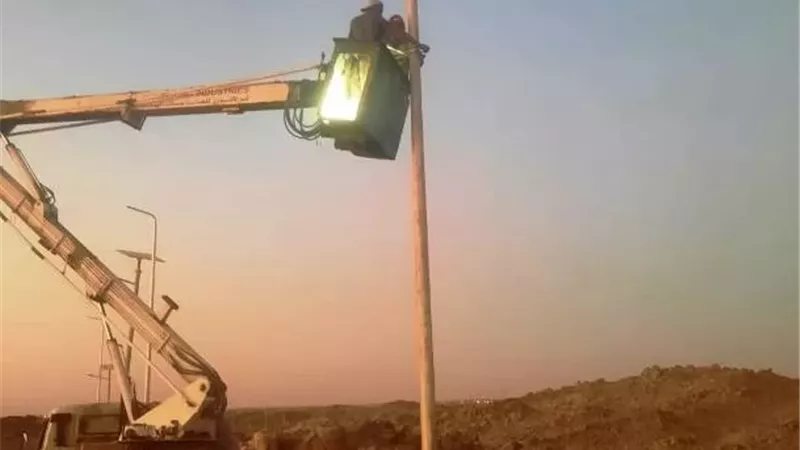 تركيب ٢٩٥ عامود بالطاقة الشمسية بطول ١٠ كم بطريق السد العالى