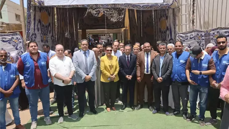 مدبولى يستعرض تقريراً للجنة الطبية العليا لقافلة طبية بالمنوفية