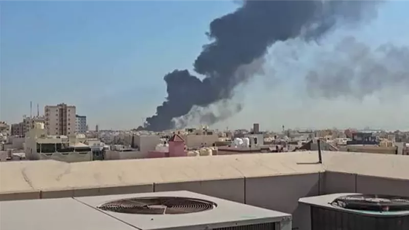 الكويت تعلن السيطرة على 3 حرائق اندلعت إثر سقوط شظايا
