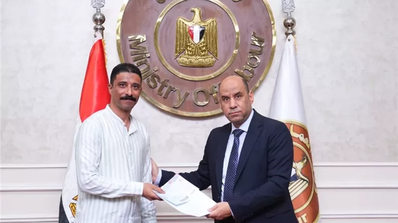 وزير العمل يسلم عقود عمل لشباب مصريين متجهين إلى لبنان