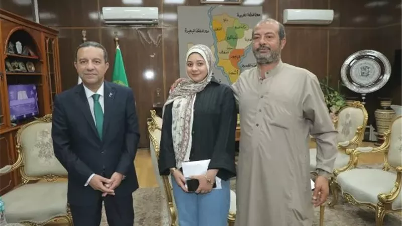 محافظ المنوفية يكرم الطالبة 