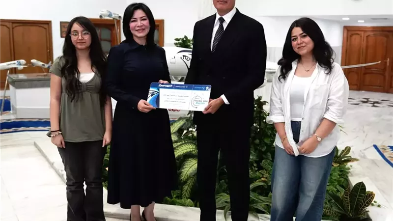 رئيس الشركة القابضةيكرم الطبيبة مروةصلاح تقديرًا لموقفها الإنسانى