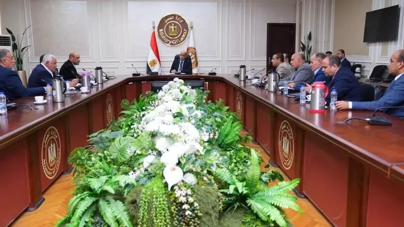 وزير العمل يلتقي أصحاب مصانع المحلة ويؤكد: إزالة معوقات المستثمرين