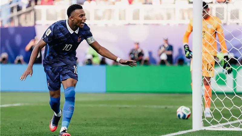 برصيد 10 أهداف.. مبابي يحصد جائزة الحذاء الذهبي في كأس العالم
