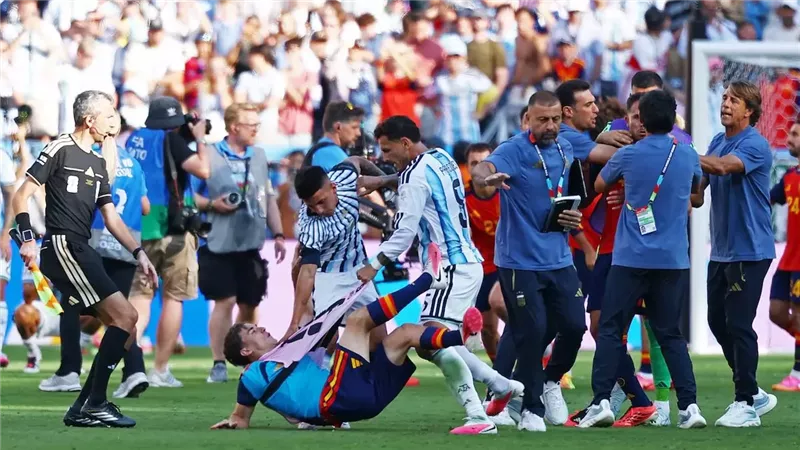تفاصيل اعتداء لاعبي الأرجنتين على إسبانيا في نهائي كأس العالم