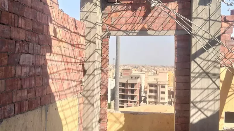 جهاز 6 أكتوبر يشن حملة مكبرة لإزالة غرف الروف المخالفة .. صور