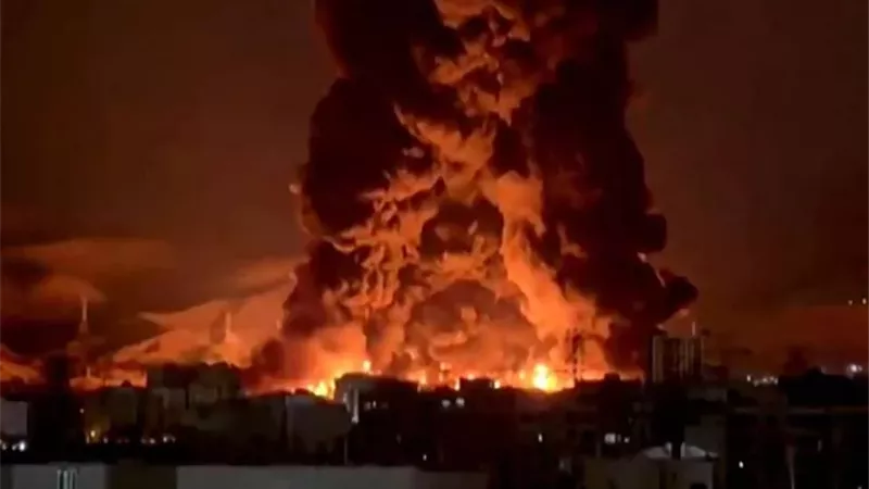 إعلام إيراني: انفجارات في بندر خميني وبندر ماهشهر