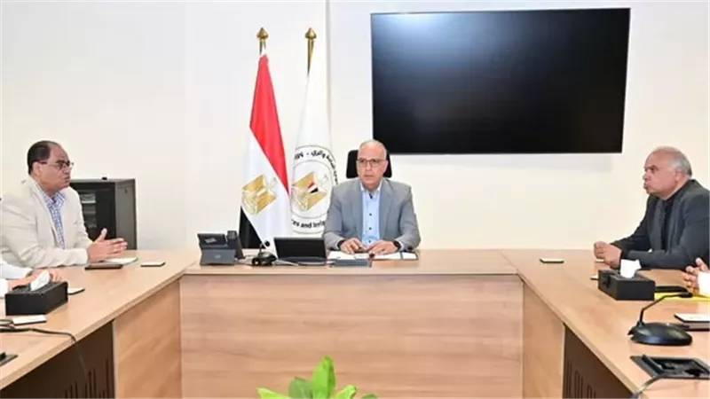 وزير الري يستعرض المنظومة الرقمية لتوثيق أملاك وأراضي طرح النهر