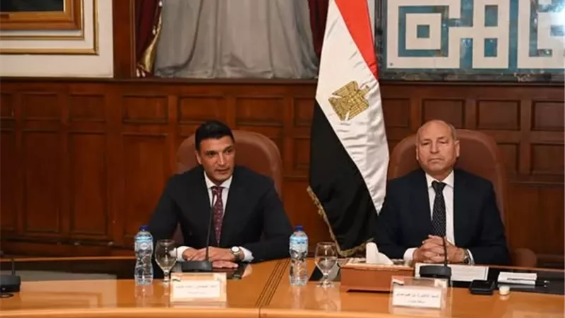 وزير الصناعة ومحافظ القاهرة يسلّمان عقود تقنين لـ40 منشأة بشق الثعبان