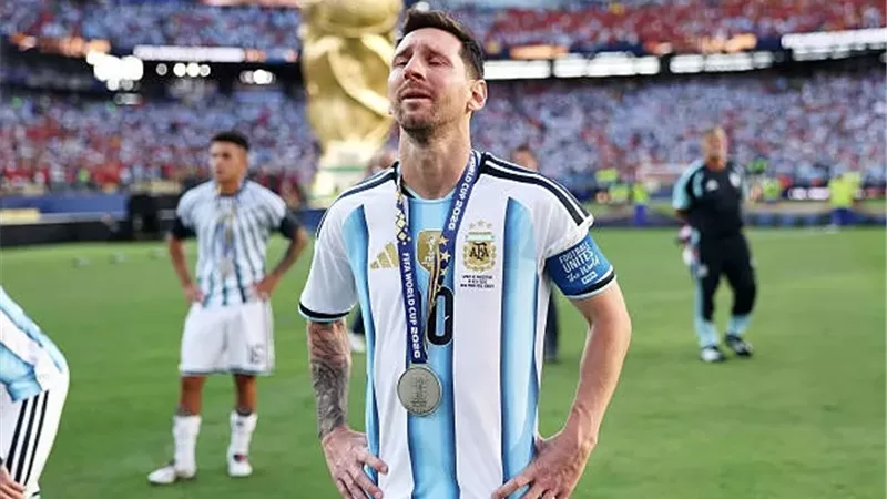 الأرجنتين لميسي: دموعك هي دموعنا يا قائد.. نحبك إلى الأبد يا ليو