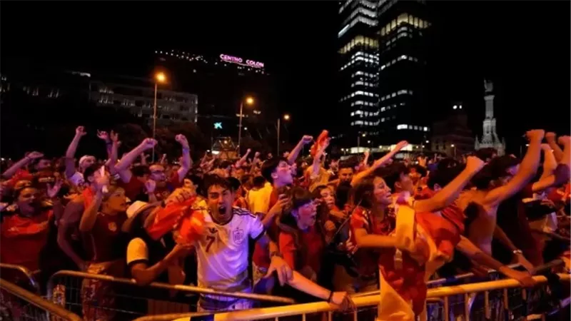بعد التتويج بكأس العالم.. وفاة طفل في احتفالات الجماهير بإسبانيا