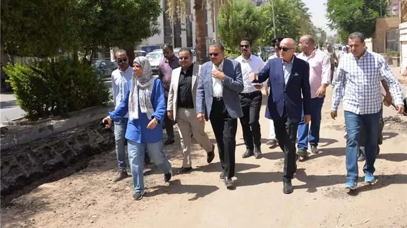 محافظ الأقصر يتفقد مشروعات تطوير البنية التحتية بالمدينة