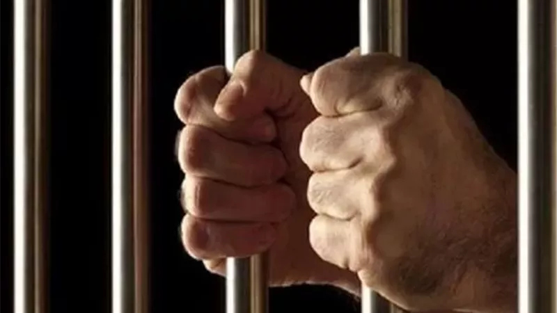 ينهى حياة أمه بلا رحمه.. خنقها بسلك كهرباء بالشرقية