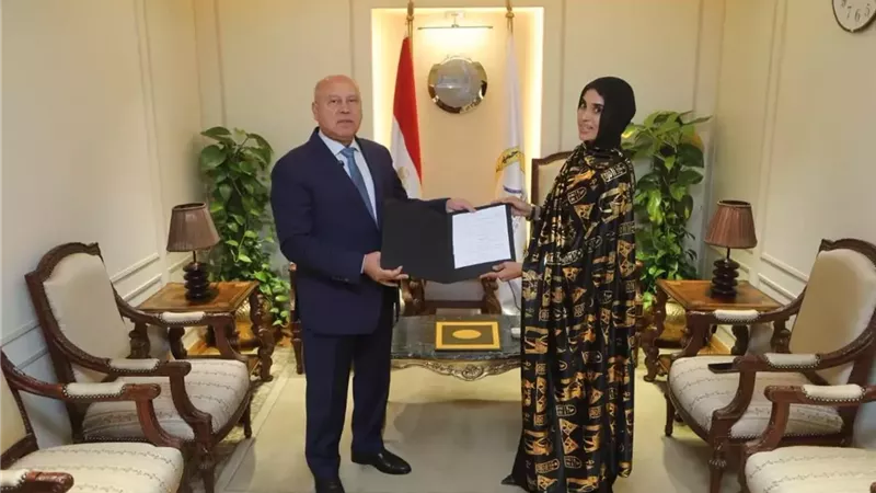 وزير النقل يكرم المواطنة ليلى الأنصاري المقيمة بأسوان